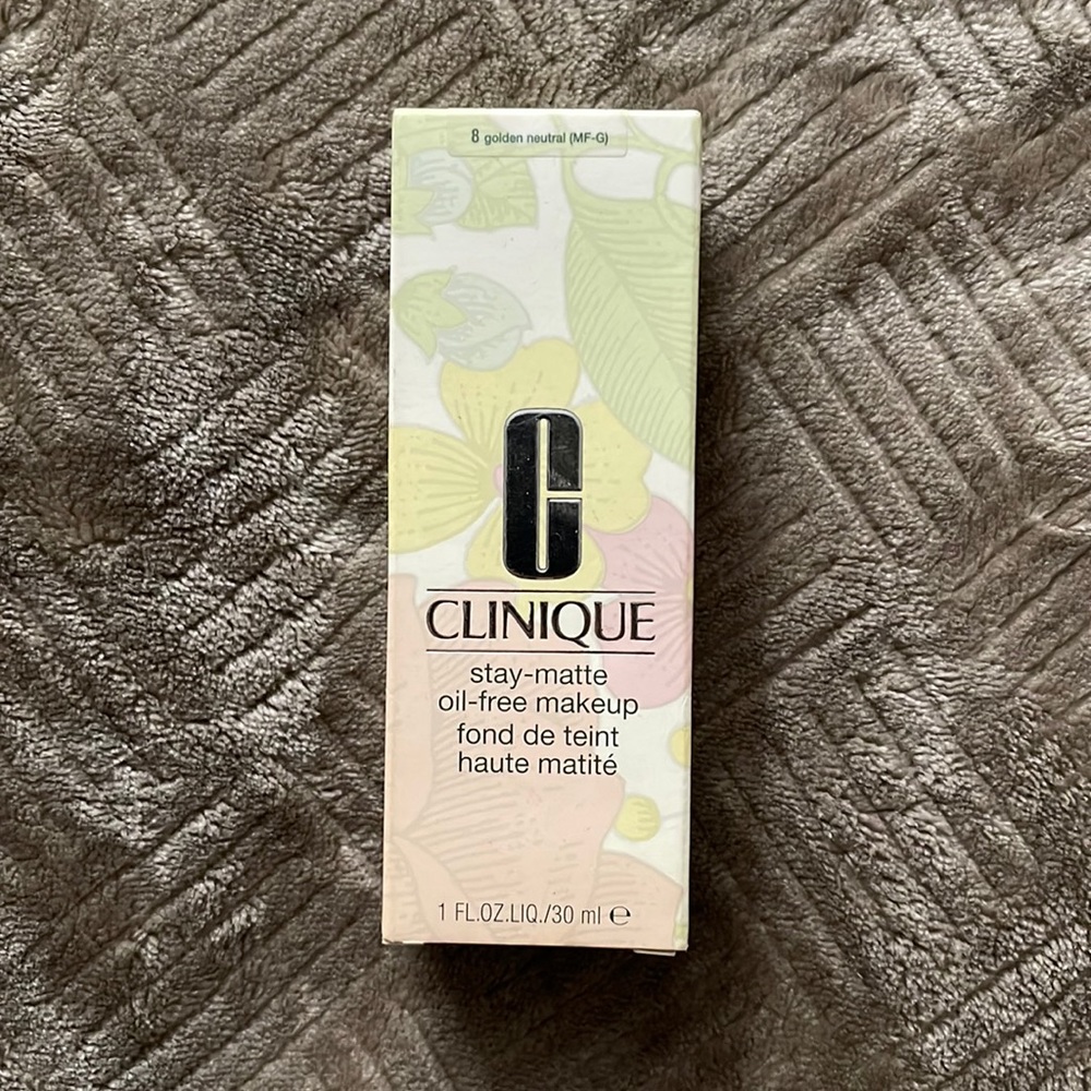 Clinique stay matte oil free makeup “8 golden neutral” shade